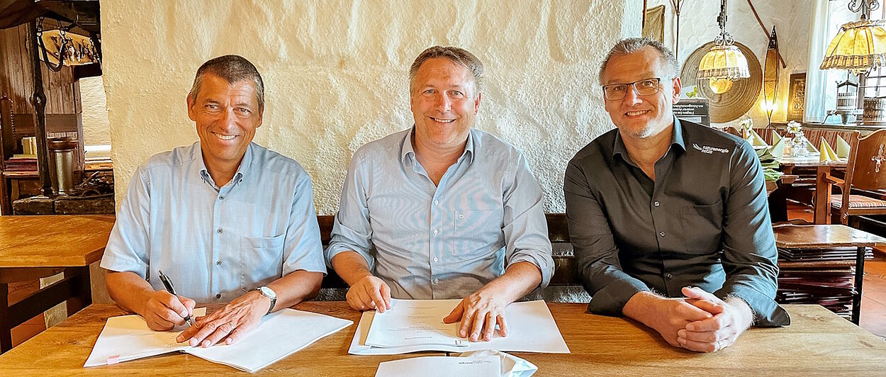 Boris Philippeit, kaufmännischer Geschäftsführer naturenergie netze GmbH, Bürgermeister Alois Fritschi und Daniel Obermeier, technischer Geschäftsführer naturenergie netze GmbH bei der Unterzeichnung des neuen Stromkonzessionsvertrages für den Eigeltinger Ortsteil Honstetten (von links).