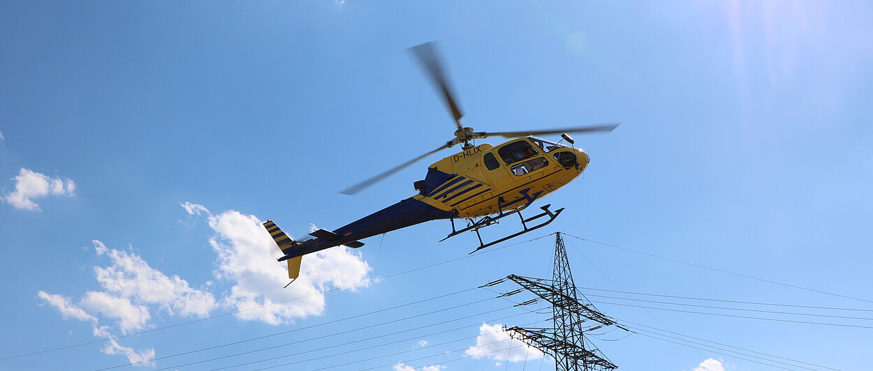 Hubschrauber bei Leitungskontrolle