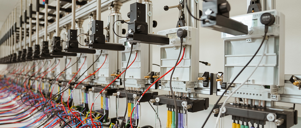 Reihe automatisierter Stromzähler mit mechanischen Armen und Kabeln